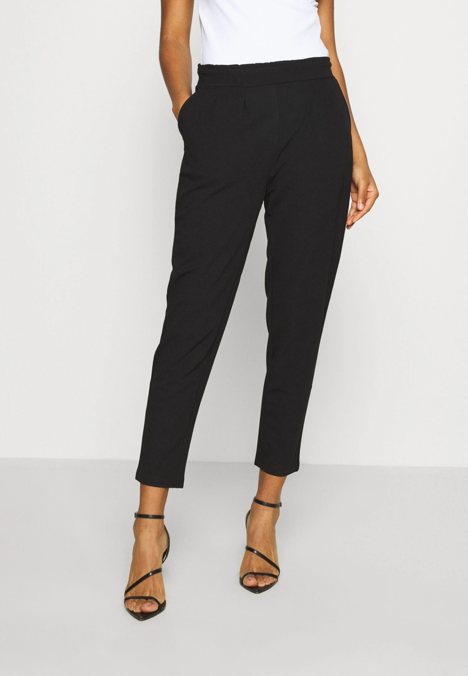 Paperbag Waist Tapered Trousers - Pantaloni - Black Even&Odd Paperbag Waist Tapered Trousers - Pantaloni - Black -Even&Odd 2887f7f97daf439a804da889ba15ca14 scaled