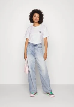 Even&Odd Clare Feel Good Chest Artwork T-Shirt Con StampaWhite Donna T-shirt E Top EV421D258-A11 -Even&Odd 7deb401806d04f489e8b53fb4640af41