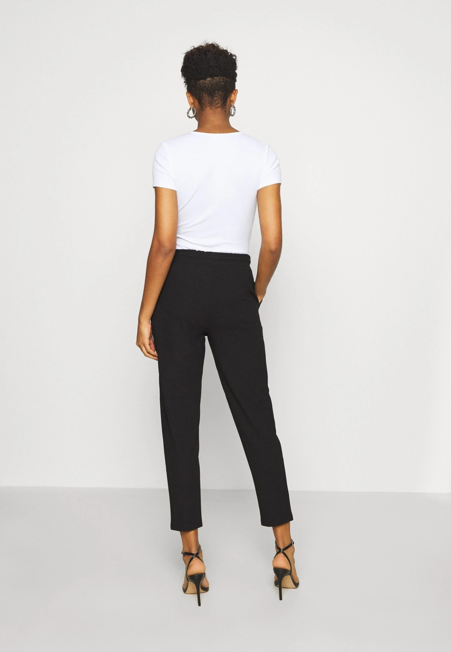 Paperbag Waist Tapered Trousers - Pantaloni - Black Even&Odd Paperbag Waist Tapered Trousers - Pantaloni - Black -Even&Odd 9900adbae8d440708c479ea9741f0d3e scaled