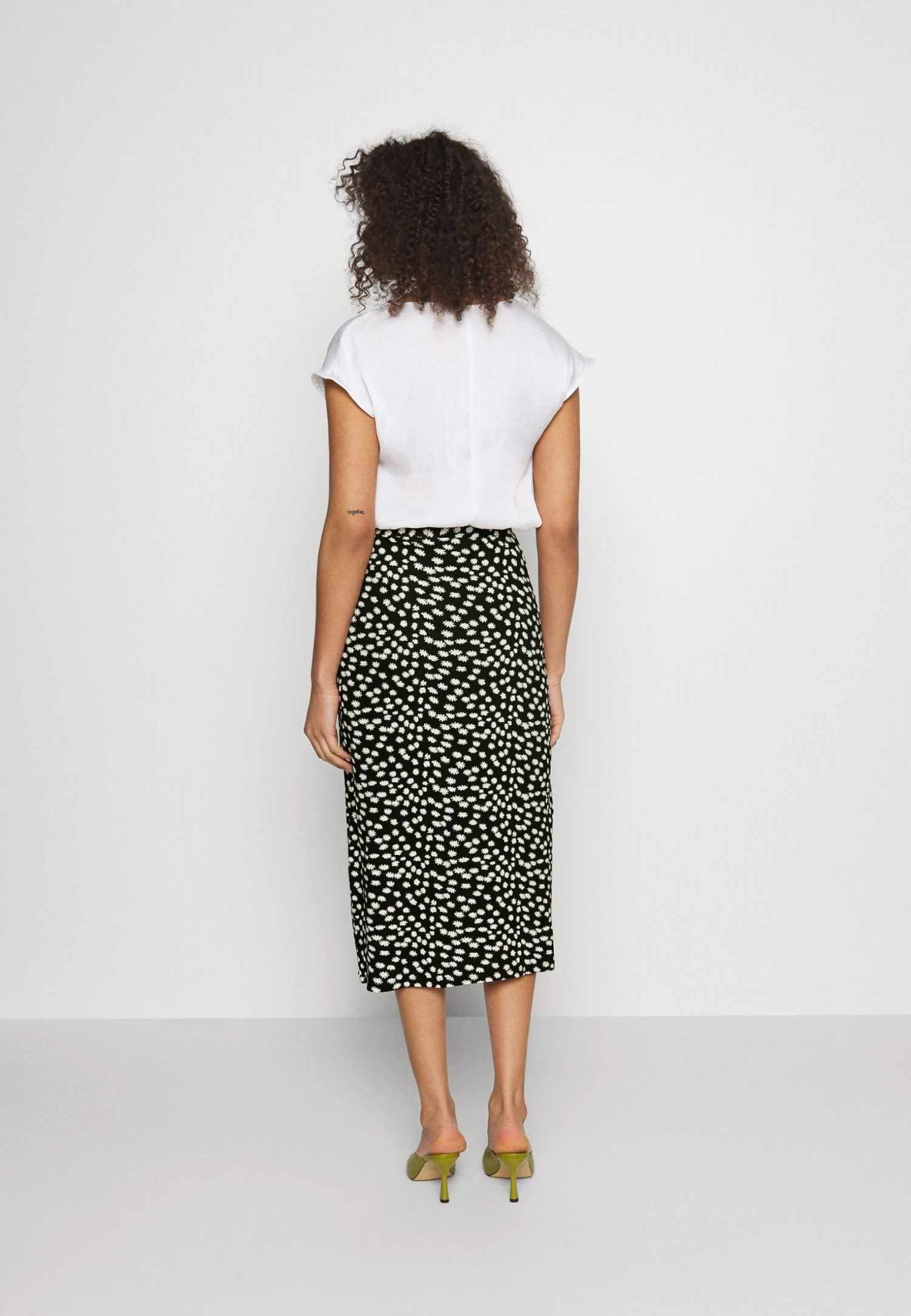 Midi Straight High SkirtGonna A TubinoBlack/White Donna Gonne EVI21B00I-Q11 Midi Straight High SkirtGonna A TubinoBlack/White Donna Gonne EVI21B00I-Q11 -Even&Odd b8c13dc6a94a44c1b05921863e40aeba scaled